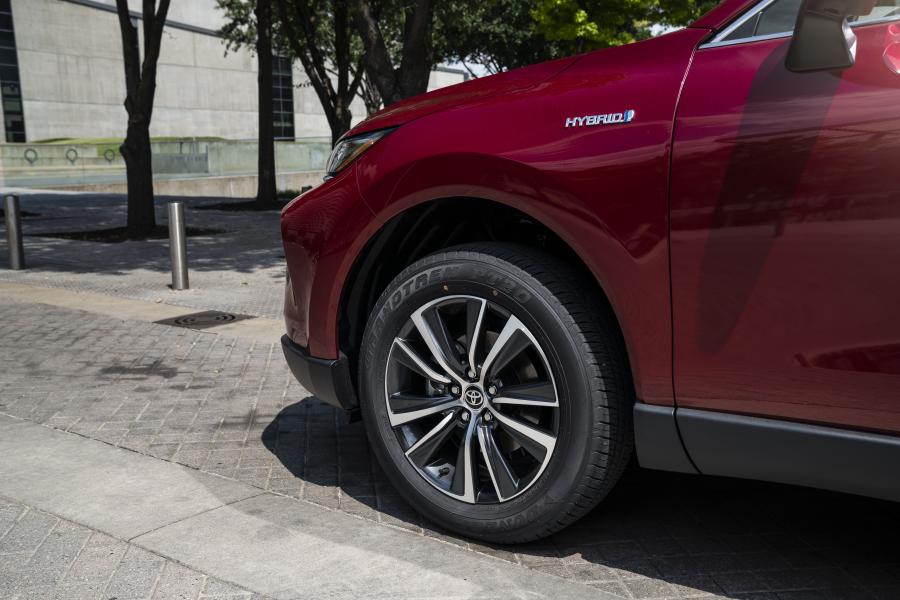 Колеса Toyota Venza Hybrid LE 2020 года  (фото 29 из 40)
